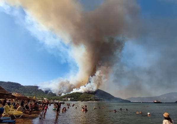 IMAGO Nature: Unsere Erde, Klimawandel, WaldbrÃ¤nde Bilder des Jahres 2021, News 07 Juli News Themen der Woche KW30 News Bilder des Tages MUGLA PROVINCE, TURKEY - JULY 30, 2021: Smoke billows from a wildfire near Icmeler, 8km southwest of the Aegean Sea resort city of Marmaris. Wildfires have hit southern Turkey, sparked with temperatures exceeding 40Â°Ã‘ 104Â°F and strong winds, the country s tourist areas affected, several hotels evacuated. Arsen Khasanov TASS  TS10A6D8