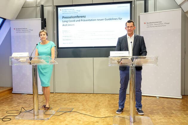20210730 Press conference with the Minister of Health on Long Covid - Presentation of new guidelines for doctors VIENNA, AUSTRIA - JULY 30: Author General Practitioner Medicine Susanne Rabady and Federal Minister for Social Affairs, Health, Care and Consumer Protection Wolfgang Mueckstein (GREEN PARTY) at Press conference - with the Minister of Health on Long Covid - Presentation of new guidelines for doctors at Federal Ministry for Social Affairs, Health, Care and Consumer Protection on July 30, 2021 in Vienna, Austria. 210730_SEPA_10_002 Copyright: xMichaelxIndrax SEPAxMedia