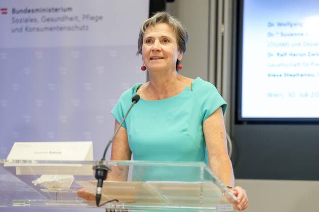 20210730 Press conference with the Minister of Health on Long Covid - Presentation of new guidelines for doctors VIENNA, AUSTRIA - JULY 30: Author General Practitioner Medicine Susanne Rabady at Press conference - with the Minister of Health on Long Covid - Presentation of new guidelines for doctors at Federal Ministry for Social Affairs, Health, Care and Consumer Protection on July 30, 2021 in Vienna, Austria. 210730_SEPA_10_006 Copyright: xMichaelxIndrax SEPAxMedia