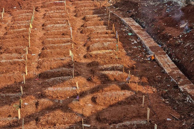 July 30, 2021, Tangerang Selatan, Banten, Indonesia: South Tangerang, Banten, Indonesia, July 30, 2021: The atmosphere of the covid19 graveyard in South Tangerang. Indonesia continues to occupy the highest position of new death cases due to COVID-19 with more than 1000 deaths every day. Tangerang Selatan Indonesia - ZUMAh128 20210730_zap_h128_003 Copyright: xDonalxHusnix