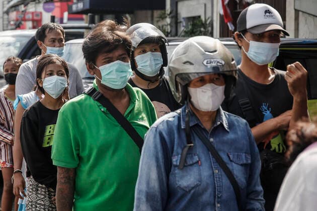 Free Food Distribution During Community Restriction Amid COVID-19 Pandemic People wearing protective mask line up for free food given for citizens affected by COVID-19 pandemic restriction in Kuta, Bali, Indonesia on July 30 2021. Indonesian government imposes emergency community restriction to curb the surge of COVID-19 infections across the country until August 2nd 2021. Indonesia has become the new epicentre of COVID-19 with more than 2 million cases recorded and 80,000 deaths since the beginning of the pandemic. Kuta Bali Indonesia christo-peoplewe210730_npYBE  Copyright: xJohanesxChristox