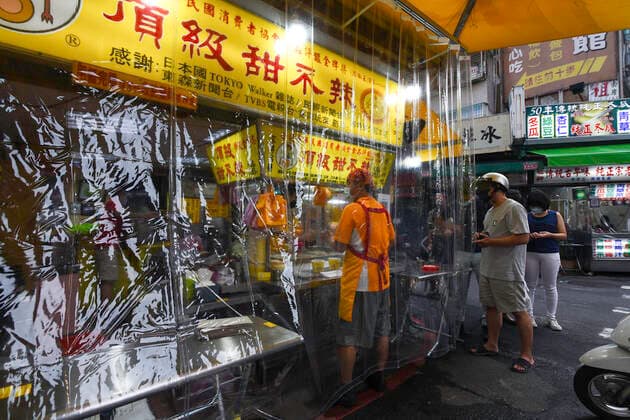 July 30, 2021, Taipei, Taiwan: People are lining up to take out food in Wanhua Night Market amid covid-19 pandemic..As the number of confirmed coronavirus cases has continued to dip lately, Central Epidemic Command Center (CECC) said that the CECC is planning to draw up epidemic management guidance for restaurants and night markets that would allow them to reopen. Taipei Taiwan - ZUMAs197 20210730_zab_s197_014 Copyright: xShihxHsunxChaox