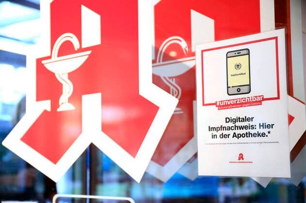 Pharmacies are gradually issuing digital vaccination certificates again for people who have been vaccinated against Covid 19 This was announced by the Federal Association of German Pharmacists ABDA on Thursday The issuing of the certificates was interrupted for a week because there was a hint of a security vulnerability Source rbb24 de Symbol image, theme image Foto:xS.xGabschx xFuturexImage