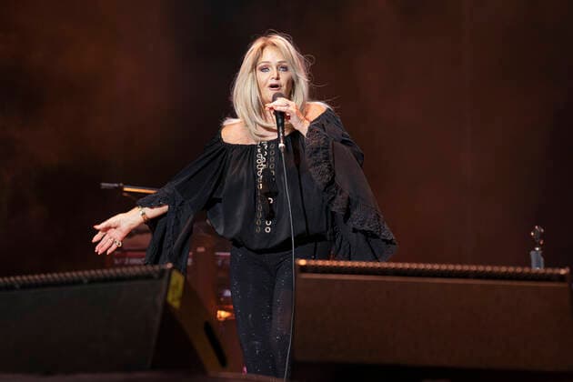 Bonnie Tyler Performs In Madrid The singer Bonnie Tyler during a Performs at the Hipodromo de la Zarzuela, on 30 July, 2021 in Madrid, Spain. Madrid Spain gonzalez-notitle210730_npGNz  Copyright: xOscarxGonzalezx