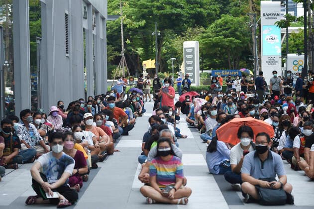 Mass COVID-19 Vaccination To Contain The Pandemic People queue up for walk-in Covid-19 coronavirus vaccinations at Shopping Mall in Bangkok, Thailand 28 July 2021. Bangkok Thailand laowilas-notitle210731_npHEf  Copyright: xAnusakxLaowilasx
