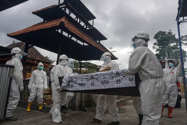 July 31, 2021, Bangli, Bali, Indonesia: Workers wearing Personal Protective Equipment (PPE) carries the coffin to the cremation place. Balinese Hindu community to performs cremation for the dead bodies of Covid-19 victims at Crematorium Sagraha Mandrakantha Santhi. As July 31, 2021, Bali to report 12.410 cumulative cases and 2.151 total death toll during the pandemic. Bangli Indonesia - ZUMAb245 20210731_zip_b245_001 Copyright: xDickyxBisinglasix