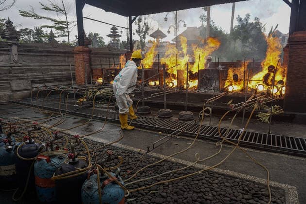 July 31, 2021, Bangli, Bali, Indonesia: A worker wearing Personal Protective Equipment (PPE) set the cremation process. Balinese Hindu community to performs cremation for the dead bodies of Covid-19 victims at Crematorium Sagraha Mandrakantha Santhi. As July 31, 2021, Bali to report 12.410 cumulative cases and 2.151 total death toll during the pandemic. Bangli Indonesia - ZUMAb245 20210731_zip_b245_006 Copyright: xDickyxBisinglasix