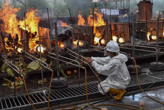 July 31, 2021, Bangli, Bali, Indonesia: A worker wearing Personal Protective Equipment (PPE) set the cremation process. Balinese Hindu community to performs cremation for the dead bodies of Covid-19 victims at Crematorium Sagraha Mandrakantha Santhi. As July 31, 2021, Bali to report 12.410 cumulative cases and 2.151 total death toll during the pandemic. Bangli Indonesia - ZUMAb245 20210731_zip_b245_010 Copyright: xDickyxBisinglasix