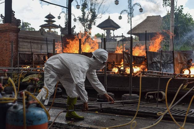 July 31, 2021, Bangli, Bali, Indonesia: A worker wearing Personal Protective Equipment (PPE) set the cremation process. Balinese Hindu community to performs cremation for the dead bodies of Covid-19 victims at Crematorium Sagraha Mandrakantha Santhi. As July 31, 2021, Bali to report 12.410 cumulative cases and 2.151 total death toll during the pandemic. Bangli Indonesia - ZUMAb245 20210731_zip_b245_012 Copyright: xDickyxBisinglasix
