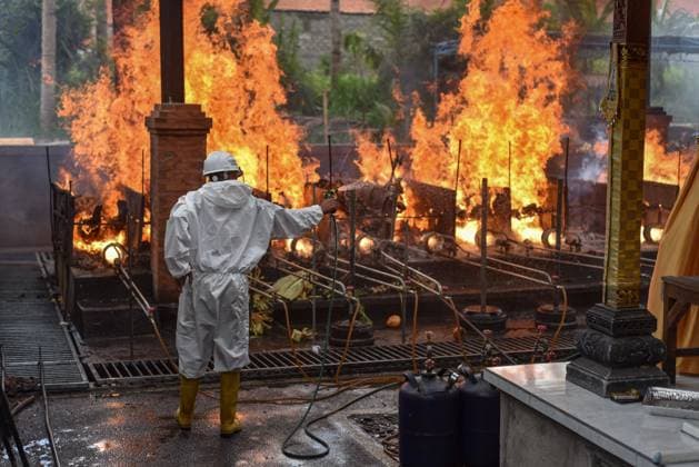 July 31, 2021, Bangli, Bali, Indonesia: A worker wearing Personal Protective Equipment (PPE) set the cremation process. Balinese Hindu community to performs cremation for the dead bodies of Covid-19 victims at Crematorium Sagraha Mandrakantha Santhi. As July 31, 2021, Bali to report 12.410 cumulative cases and 2.151 total death toll during the pandemic. Bangli Indonesia - ZUMAb245 20210731_zip_b245_013 Copyright: xDickyxBisinglasix