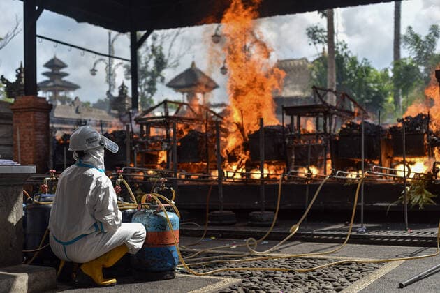 July 31, 2021, Bangli, Bali, Indonesia: A worker wearing Personal Protective Equipment (PPE) set the cremation process. Balinese Hindu community to performs cremation for the dead bodies of Covid-19 victims at Crematorium Sagraha Mandrakantha Santhi. As July 31, 2021, Bali to report 12.410 cumulative cases and 2.151 total death toll during the pandemic. Bangli Indonesia - ZUMAb245 20210731_zip_b245_014 Copyright: xDickyxBisinglasix