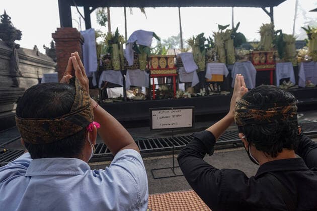 July 31, 2021, Bangli, Bali, Indonesia: Family and relatives held a prayer before the cremation. Balinese Hindu community to performs cremation for the dead bodies of Covid-19 victims at Crematorium Sagraha Mandrakantha Santhi. As July 31, 2021, Bali to report 12.410 cumulative cases and 2.151 total death toll during the pandemic. Bangli Indonesia - ZUMAb245 20210731_zip_b245_017 Copyright: xDickyxBisinglasix