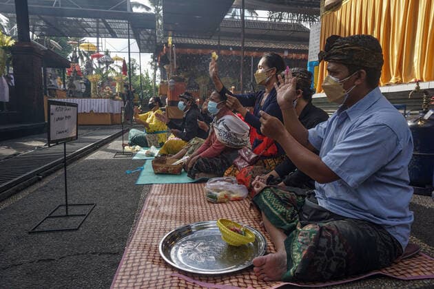 July 31, 2021, Bangli, Bali, Indonesia: Family and relatives held a prayer before the cremation. Balinese Hindu community to performs cremation for the dead bodies of Covid-19 victims at Crematorium Sagraha Mandrakantha Santhi. As July 31, 2021, Bali to report 12.410 cumulative cases and 2.151 total death toll during the pandemic. Bangli Indonesia - ZUMAb245 20210731_zip_b245_018 Copyright: xDickyxBisinglasix