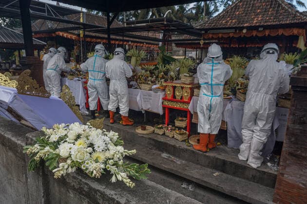 July 31, 2021, Bangli, Bali, Indonesia: Workers wearing Personal Protective Equipment (PPE) doing activity before the cremation. Balinese Hindu community to performs cremation for the dead bodies of Covid-19 victims at Crematorium Sagraha Mandrakantha Santhi. As July 31, 2021, Bali to report 12.410 cumulative cases and 2.151 total death toll during the pandemic. Bangli Indonesia - ZUMAb245 20210731_zip_b245_020 Copyright: xDickyxBisinglasix