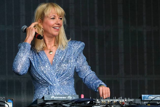July 31, 2021, Lulworth, United Kingdom: Sara Cox, British female DJ performs live on stage at the UK family music and arts festival Camp Bestival in Lulworth. Lulworth United Kingdom - ZUMAs197 20210731_zaa_s197_043 Copyright: xDawnxFletcher-Parkx