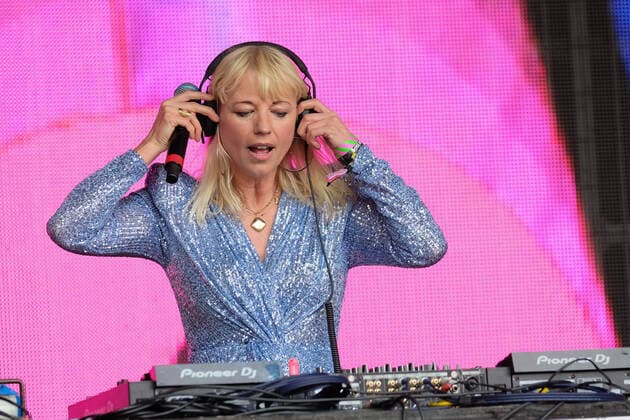 July 31, 2021, Lulworth, United Kingdom: Sara Cox, British female DJ performs live on stage at the UK family music and arts festival Camp Bestival in Lulworth. Lulworth United Kingdom - ZUMAs197 20210731_zaa_s197_053 Copyright: xDawnxFletcher-Parkx