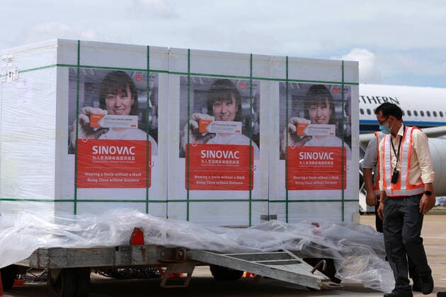 (210731) -- PHNOM PENH, July 31, 2021 -- A batch of China s Sinovac COVID-19 vaccines arrives at the Phnom Penh International Airport in Phnom Penh, Cambodia, July 31, 2021. A plane carrying a new batch of Sinovac COVID-19 vaccine landed in Phnom Penh, capital of Cambodia, on Saturday, giving another boost to the country in its vaccination drive. (Photo by Xinhua) CAMBODIA-PHNOM PENH-CHINA-VACCINE-ARRIVAL LyxLay 
