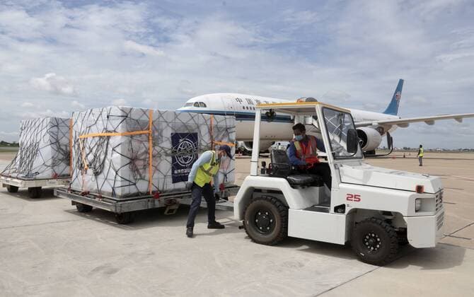 (210731) -- PHNOM PENH, July 31, 2021 -- Staff members transport China s Sinovac COVID-19 vaccines at the Phnom Penh International Airport in Phnom Penh, Cambodia, July 31, 2021. A plane carrying a new batch of Sinovac COVID-19 vaccine landed in Phnom Penh, capital of Cambodia, on Saturday, giving another boost to the country in its vaccination drive. (Photo by Xinhua) CAMBODIA-PHNOM PENH-CHINA-VACCINE-ARRIVAL Phearum 
