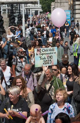 July 31, 2021, London, United Kingdom: Protesters along the South Bank during the demonstration..Children and their parents protest in Central London against continued Covid-19 restrictions and vaccination of children. London United Kingdom - ZUMAs197 20210731_zaa_s197_274 Copyright: xMartinxPopex