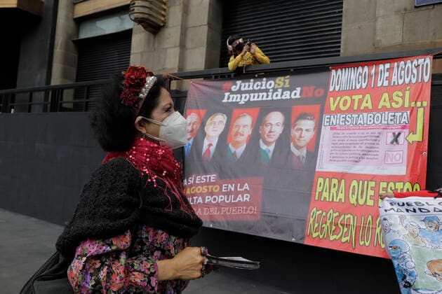 March In Favor Of The First Popular Consultation In Mexico Ends In Riots A woman demonstrates in the streets of the Zocalo in Mexico City, to promote the First Popular Consultation to be held this Sunday 1 August during the COVID-19 health emergency and the orange epidemiological traffic light in the capital, where citizens will be asked whether or not they agree with the possibility of opening criminal proceedings against past rulers. Mexico City Mexico vieyra-notitle210731_npC4E  Copyright: xGerardoxVieyrax