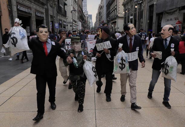 March In Favor Of The First Popular Consultation In Mexico Ends In Riots Citizens dressed in masks of former presidents of Mexico, demonstrated in the streets of the Zocalo of Mexico City, to promote the First Popular Consultation to be held this Sunday August 1 during the health emergency by COVID-19 and the orange epidemiological traffic light in the capital, where citizens will be asked whether or not they agree with the possibility of opening criminal proceedings against past rulers. Mexico City Mexico vieyra-notitle210731_npTgJ  Copyright: xGerardoxVieyrax