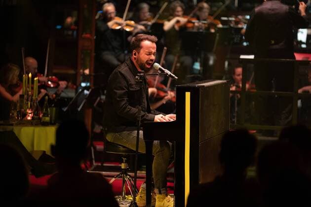 PALAZZO MEETS CLASSIC 30 07 2021 Singer and songwriter Jonathan Zelter ¦ Europaplatz Palazzo tent Palazzo meets Classic with the SAP Symphony Orchestra conducted by Frederik Diehl and show acts Mannheim Baden Württemberg