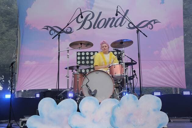 31 07 2021 xkhx Kassel,Kulturzelt concert BLOND, consisting of the sisters Lotta drums, rap and vocals , Nina Kummer guitar and vocals ,Johann Bonitz bass and keys