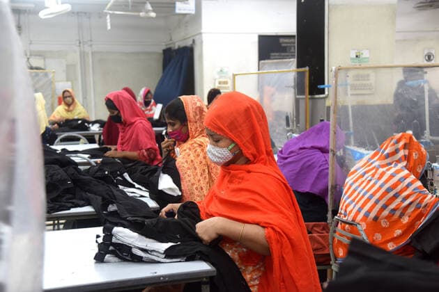 Virus Outbreak Bangladesh Garment workers work at a factory after garment factories reopened during Covid-19 lockdown in Dhaka, Bangladesh, on August 1, 2021 Dhaka Bangladesh rashid-garments210801_npAJ4  Copyright: xSTRx