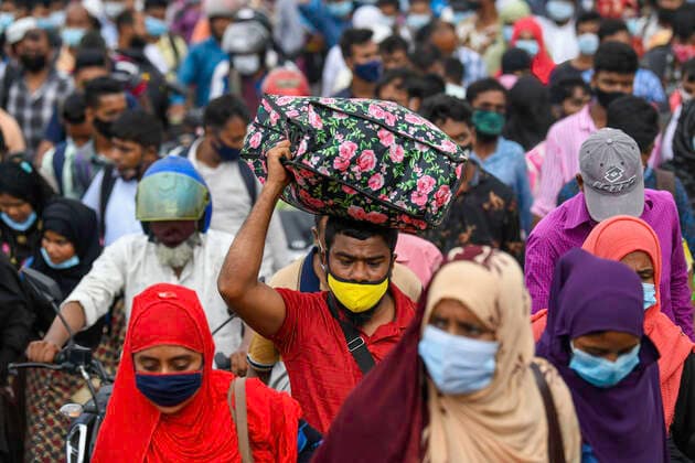 News Bilder des Tages August 1, 2021, Munsiganj, Bangladesh: People return to their work areas in Dhaka after government relaxed the lockdown restrictions..Thousands of Bangladeshi garment workers returned to Dhaka after the government relaxed the Lockdown restrictions for all export-oriented factories which were earlier imposed to curb the spread of Covid-19 at the Munsiganj ferry terminal outskirt of Dhaka. Munsiganj Bangladesh - ZUMAs197 20210801_zaa_s197_011 Copyright: xPiyasxBiswasx