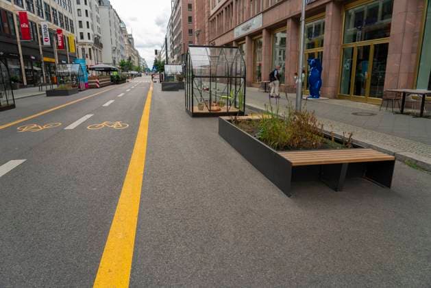 Vollkommen unattraktiv ist der Teil der Friedrichstraße in Berlin-Mitte, der zur autofreien Zone erklärt wurde. Das Motto der verantwortlichen Stadtplaner Volle Straßen ohne Autos erfüllt sich nicht. Foto: Volker Hohlfeld Unattraktive Friedrichstraße *** The part of Friedrichstraße in Berlin Mitte that has been declared a car-free zone is completely unattractive The motto of the responsible city planners Full streets without cars is not being fulfilled Photo Volker Hohlfeld Unattractive Friedrichstraße