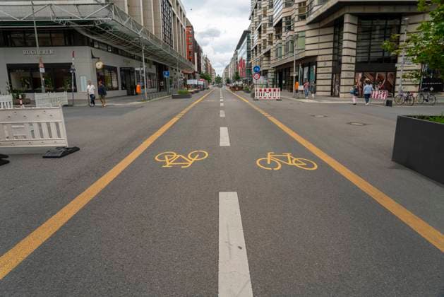 Vollkommen unattraktiv ist der Teil der Friedrichstraße in Berlin-Mitte, der zur autofreien Zone erklärt wurde. Das Motto der verantwortlichen Stadtplaner Volle Straßen ohne Autos erfüllt sich nicht. Foto: Volker Hohlfeld Unattraktive Friedrichstraße *** The part of Friedrichstraße in Berlin Mitte that has been declared a car-free zone is completely unattractive The motto of the responsible city planners Full streets without cars is not being fulfilled Photo Volker Hohlfeld Unattractive Friedrichstraße