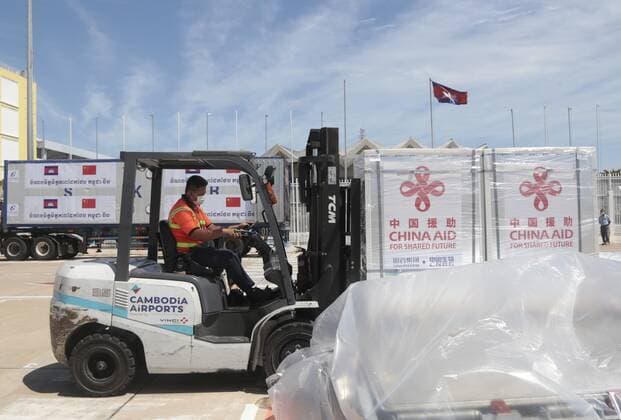 (210801) -- PHNOM PENH, Aug. 1, 2021 -- A worker transfers packages of China s Sinopharm COVID-19 vaccine at the Phnom Penh International Airport in Phnom Penh, Cambodia, Aug. 1, 2021. A plane carrying a new batch of China-donated Sinopharm COVID-19 vaccine touched down in Phnom Penh, capital of Cambodia, on Sunday, Cambodian Prime Minister Samdech Techo Hun Sen said. (Photo by Xinhua) CAMBODIA-PHNOM PENH-COVID-19-CHINESE VACCINE-ARRIVAL Phearum 