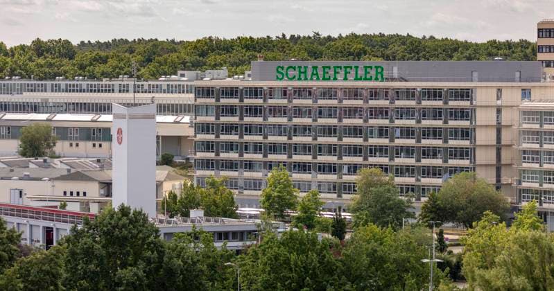 Der Gründungsstandort des Automobilzulieferer Schaeffler in Herzogenaurach Bürohochhaus in der Firmenzentrale mit dem Schaeffler-Schriftzug Herzogenaurach Bayern Deutschland *** The founding site of the automotive supplier Schaeffler in Herzogenaurach Office tower at the company headquarters with the Schaeffler logo Herzogenaurach Bavaria Germany