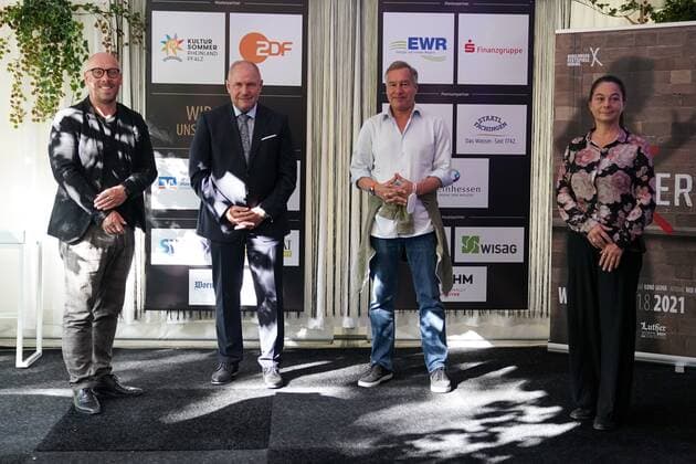 Presentation of the Mario Adorf Award 01 08 2021 f l Sascha Kaiser, Adolf Kessel, Nico Hofmann, Petra Simon at the presentation of the Mario Adorf Award at the Nibelungen Festival in Worms Worms Nibelungen Festival Rhineland Palatinate