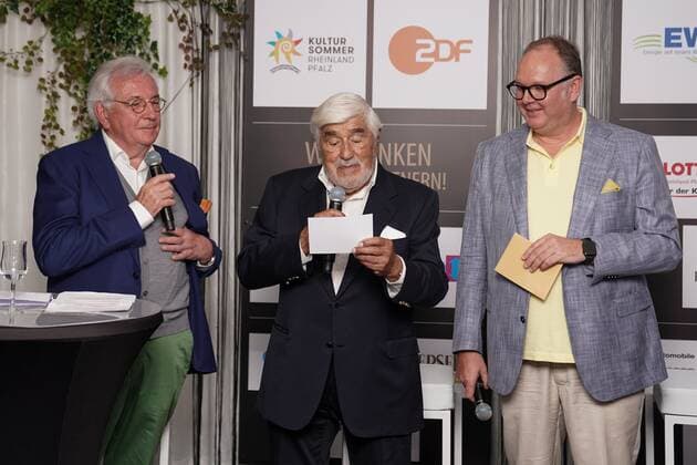 Presentation of the Mario Adorf Award 01 08 2021 f l Hans Werner Kilz, Mario Adorf, Harald Christ at the presentation of the Mario Adorf Award at the Nibelungen Festival in Worms Worms Nibelungen Festival Rhineland Palatinate