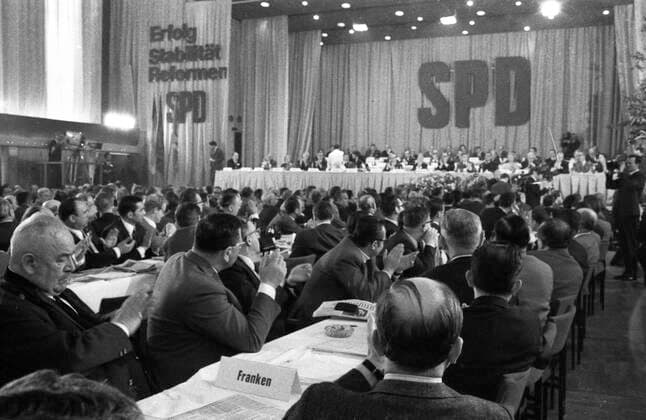 SPD-Parteitag vom 16.-18.4.1969 DEU, Deutschland, Bad Godesberg: Unter dem Motto Erfolg, Stabilitaet, Reformen gestaltete die SPD ihrer Parteitag vom 16.-18.4.1969 in Bad Godesberg. DEU, Germany, Bad Godesberg: Under the motto Success, Stability, Reforms, the SPD held its party convention in Bad Godesberg from April 16-18, 1969. NRW *** SPD Party Convention of 16 18 4 1969 DEU, Germany, Bad Godesberg Under the motto Success, Stability, Reforms, the SPD held its party convention in Bad Godesberg from April 16 18, 1969 NRW