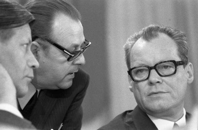 SPD-Parteitag vom 16.-18.4.1969 DEU, Deutschland, Bad Godesberg: Unter dem Motto Erfolg, Stabilitaet, Reformen gestaltete die SPD ihrer Parteitag vom 16.-18.4.1969 in Bad Godesberg. Helmut Schmidt, Hans-Jürgen Wischnewski, Willy Brandt von l.n.r. DEU, Germany, Bad Godesberg: Under the motto Success, Stability, Reforms, the SPD held its party convention in Bad Godesberg from April 16-18, 1969. NRW *** SPD Party Convention of 16 18 4 1969 DEU, Germany, Bad Godesberg Under the motto Success, Stability, Reforms, the SPD held its party convention in Bad Godesberg from April 16 18, 1969 NRW