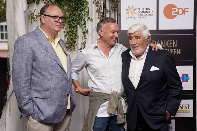 Presentation of the Mario Adorf Award 01 08 2021 f l Harald Christ, Nico Hofmann and Mario Adorf at the presentation of the Mario Adorf Award at the Nibelungen Festival in Worms Worms Nibelungen Festival Rhineland-Palatinate