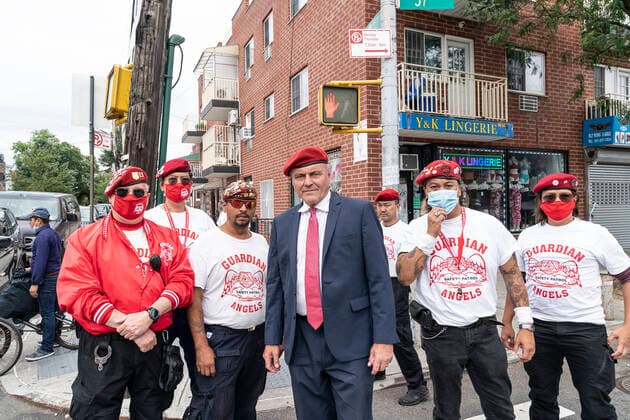 Bilder des Jahres 2021, News 08 August News Themen der Woche KW30 News Bilder des Tages Mayoral candidates addressed mass shooting in Queens Republican Party Mayoral candidate Curtis Sliwa and members of Guardian Angels walk on 37th Avenue in Queens where 10 people were shot the night before. Sliwa proposed returning the controversial stop and frisk approach in order to deter people from carrying guns on the streets. In the first 7 months of 2021 there have been 898 shootings with 1,056 victims. The latest shooting in Queens where 10 people were shot and 7 of them were innocent bystanders prompted mayoral candidates to address violent crime and offer their approach for fighting it. New York New York United States Copyright: LevxRadin