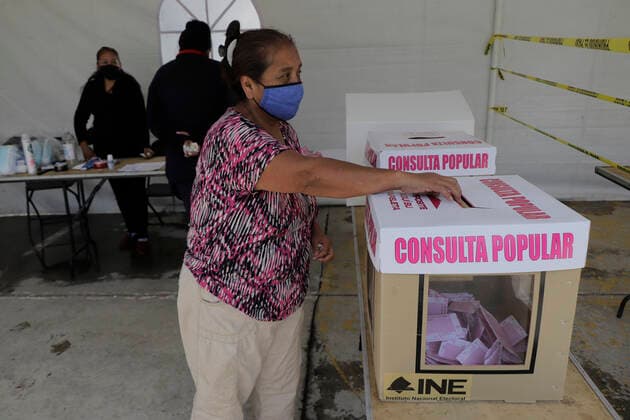 News Bilder des Tages First Popular Consultation In Mexico A woman casts her vote at a ballot box installed in Colonia El Vergel, Iztapalapa, during the First Popular Consultation in Mexico, where citizens were asked whether they agree or disagree with the possibility of initiating criminal proceedings against past rulers, whose participation process was organised by the National Electoral Institute. Mexico City Mexico vieyra-notitle210801_npyqS  Copyright: xGerardoxVieyrax