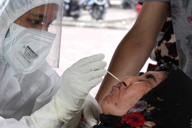 People take polymerase chain reaction (PCR) tests at the University Hospital of North Sumatra (USU). The hospital, provides PCR and swab facilities to break the chain of spread and transmission of COVID-19. Where: Medan, North Sumatra province, Indonesia When: 02 Aug 2021 Credit: Raden Armand pigura.id Cover Images Copyright: xRADENxARMANDx 41639790 EDITORIAL USE ONLY. NOT FOR USE BY NEWSPAPERS BASED IN THE UK.