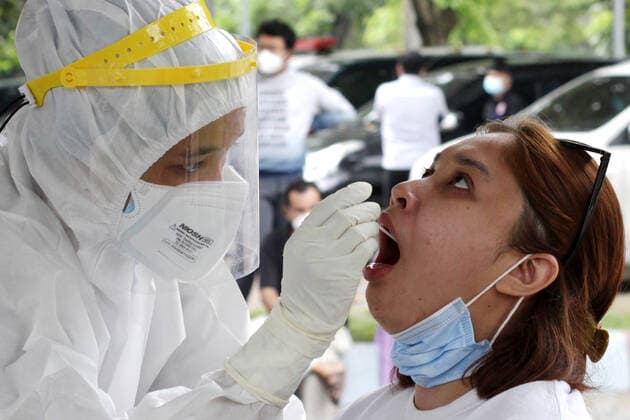 People take polymerase chain reaction (PCR) tests at the University Hospital of North Sumatra (USU). The hospital, provides PCR and swab facilities to break the chain of spread and transmission of COVID-19. Where: Medan, North Sumatra province, Indonesia When: 02 Aug 2021 Credit: Raden Armand pigura.id Cover Images Copyright: xRADENxARMANDx 41639791 EDITORIAL USE ONLY. NOT FOR USE BY NEWSPAPERS BASED IN THE UK.