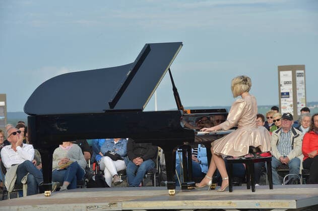 The piano duo KamiLada inspires the audience on Saturday evening 31 07 2021 at the Bergehalde in Ensdorf, directly at the Saarpolygon. bub
