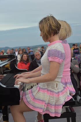 The piano duo KamiLada inspires the audience on Saturday evening 31 07 2021 at the Bergehalde in Ensdorf, directly at the Saarpolygon. bub