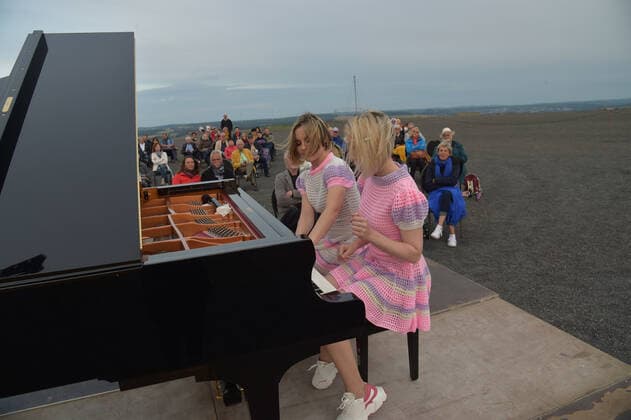 The piano duo KamiLada inspires the audience on Saturday evening 31 07 2021 at the Bergehalde in Ensdorf, directly at the Saarpolygon. bub