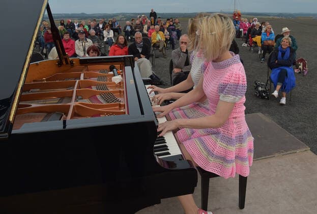 The piano duo KamiLada inspires the audience on Saturday evening 31 07 2021 at the Bergehalde in Ensdorf, directly at the Saarpolygon. bub