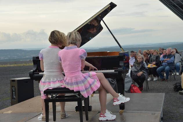 The piano duo KamiLada inspires the audience on Saturday evening 31 07 2021 at the Bergehalde in Ensdorf, directly at the Saarpolygon. bub
