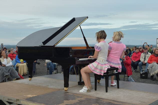 The piano duo KamiLada inspires the audience on Saturday evening 31 07 2021 at the Bergehalde in Ensdorf, directly at the Saarpolygon. bub