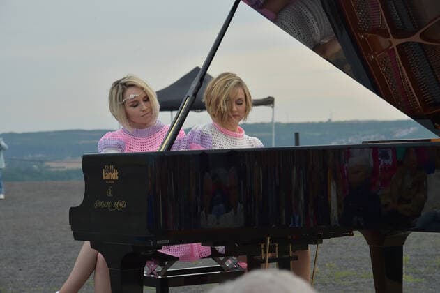 The piano duo KamiLada inspires the audience on Saturday evening 31 07 2021 at the Bergehalde in Ensdorf, directly at the Saarpolygon. bub