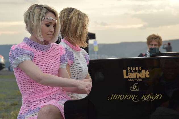 The piano duo KamiLada inspires the audience on Saturday evening 31 07 2021 at the Bergehalde in Ensdorf, directly at the Saarpolygon. bub